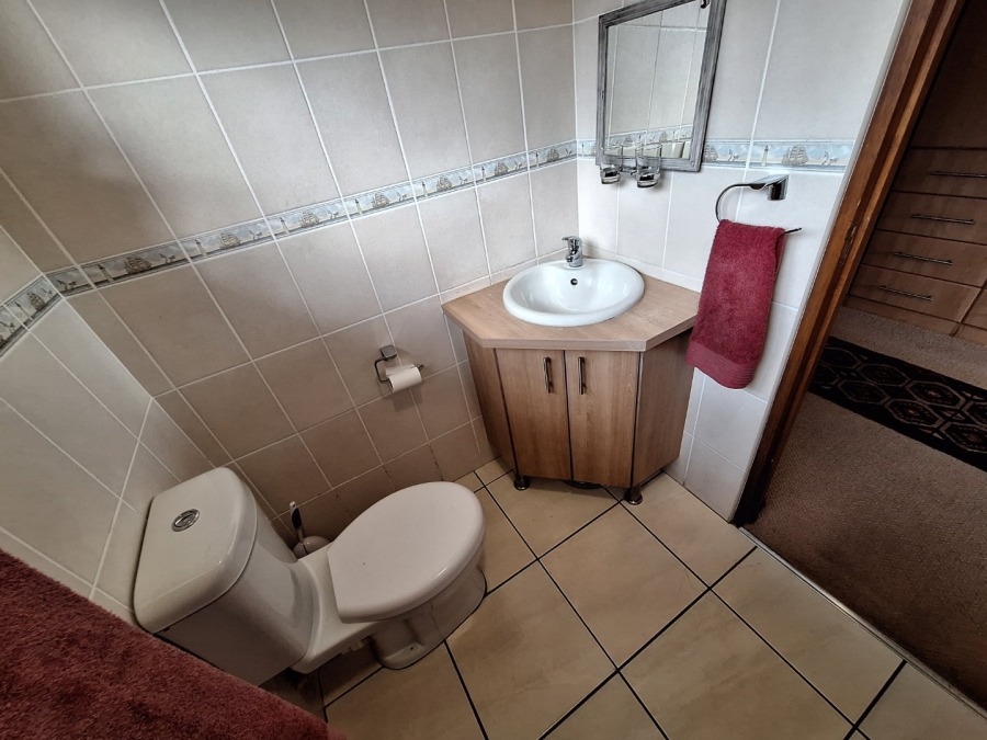 6 Bedroom Property for Sale in Bayview Western Cape